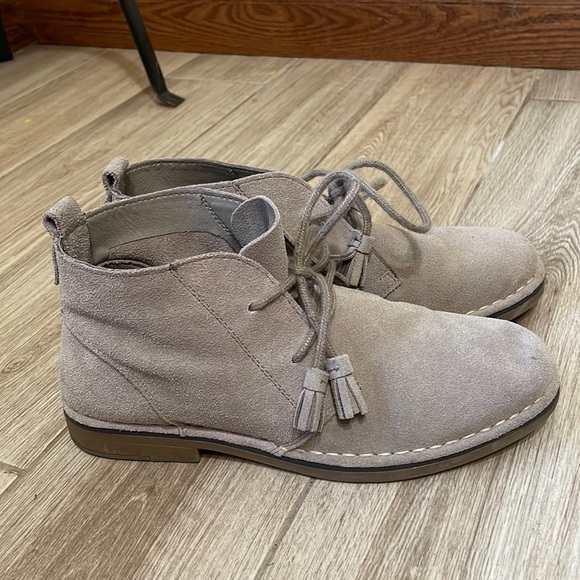 Tommy Bahama Evert chukka beige booties - Picture 1 of 10
